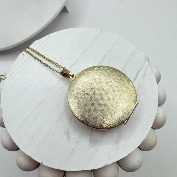 Vintage Yellow Rose Flower Gold Tone Round Locket Necklace 18” - Picture 8 of 11